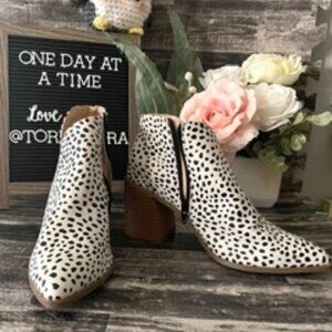 Serra Women's Black and White Spotted Side zip size 8 ankle heel boots